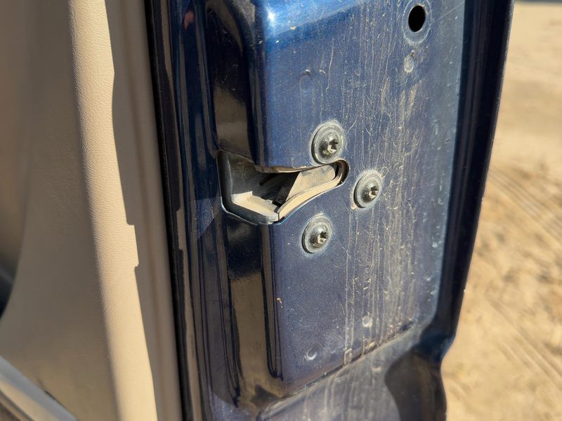 2001-2004 Chevy/gmc Suburban 1500 Series Front Door Latch RH