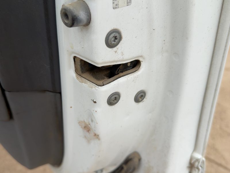 1997-2001 Toyota Camry Front Door Latch RH