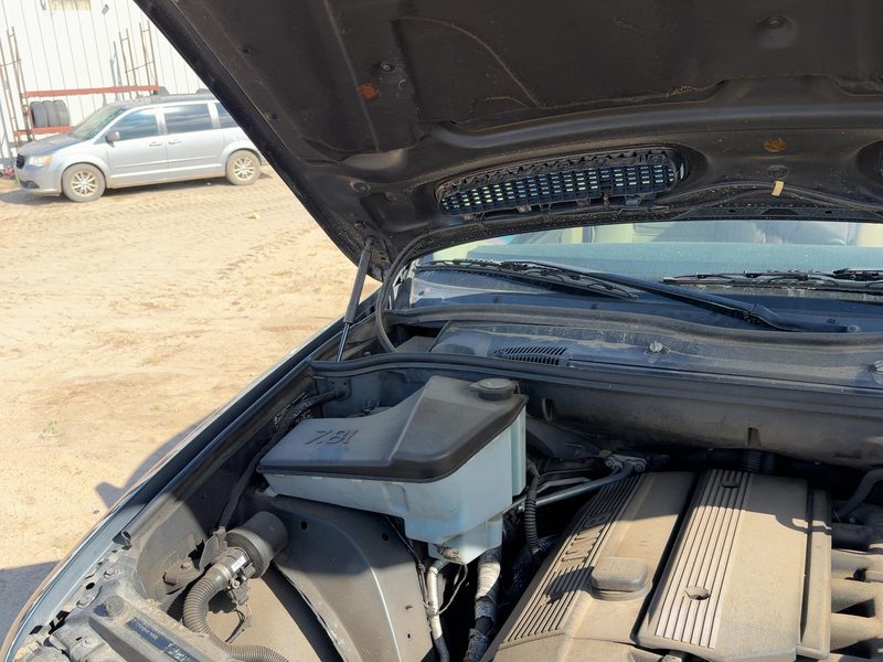 2000-2006 BMW X5 Hood Hinge RH