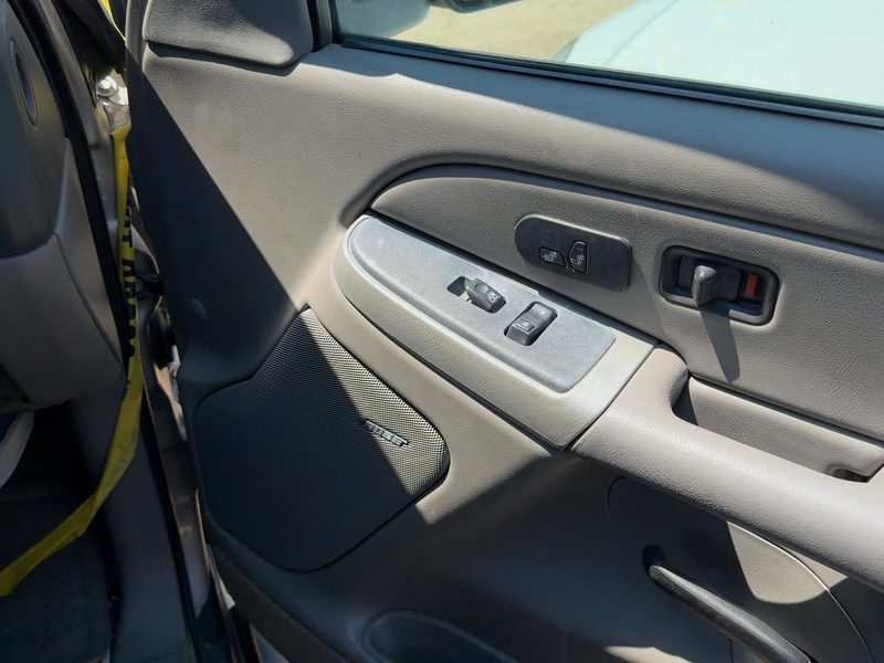 2005 Chevy/gmc Suburban 1500 Series Front Door Trim Panel RH