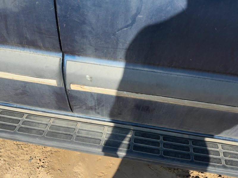 2000-2006 Chevy/gmc Suburban 1500 Series Front Door Moulding RH