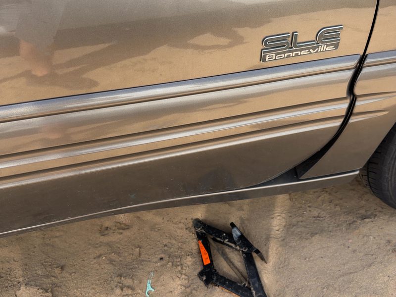 1999 Pontiac Bonneville (80 & Up) Front Door Moulding RH