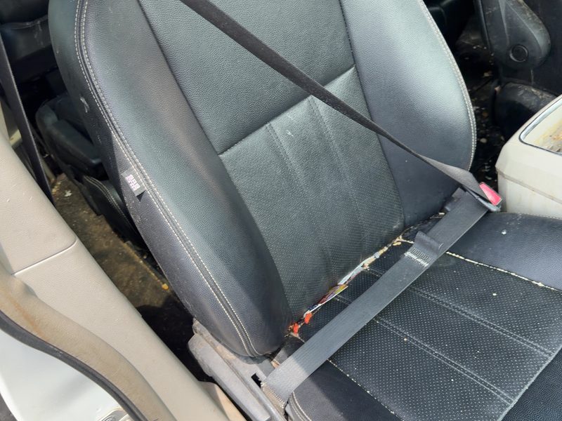 2011-2013 Chrysler Town & Country Front Seat Belt RH