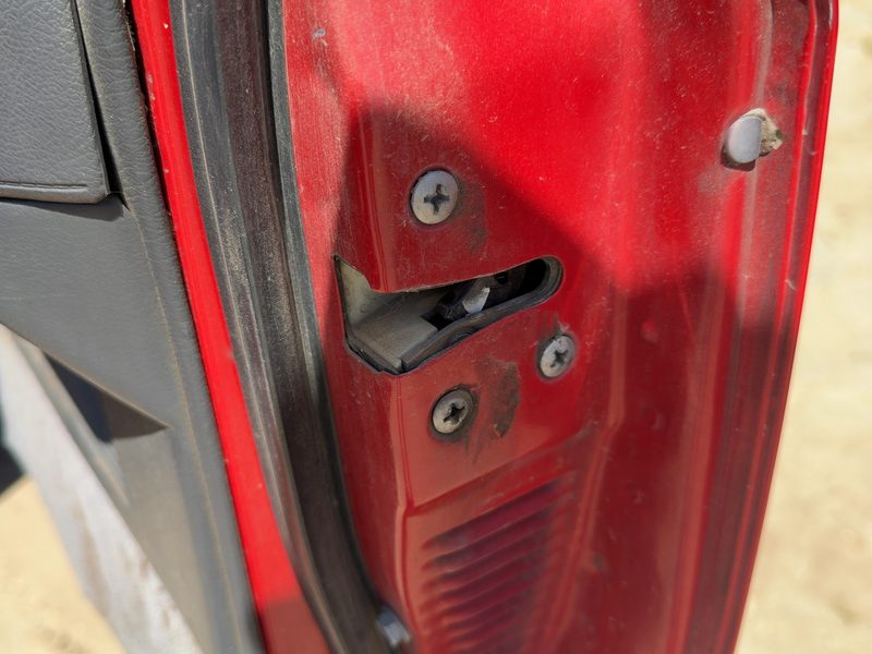 1994 Nissan Pathfinder Front Door Latch RH