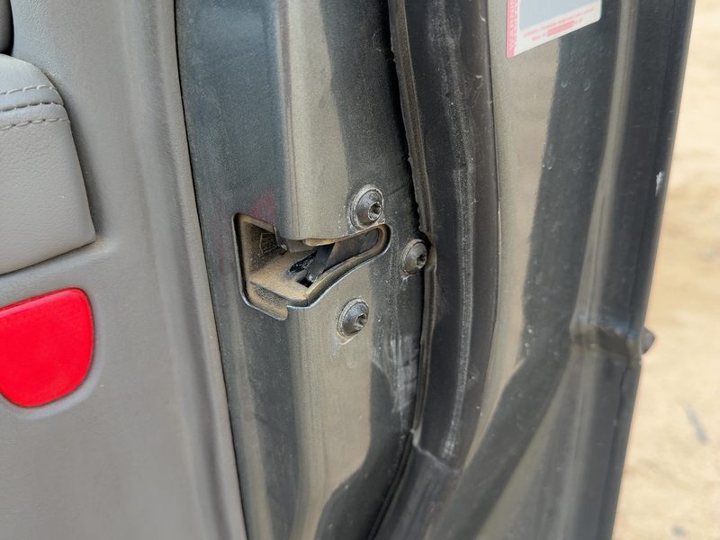 1998-2004 Cadillac Seville Front Door Latch RH