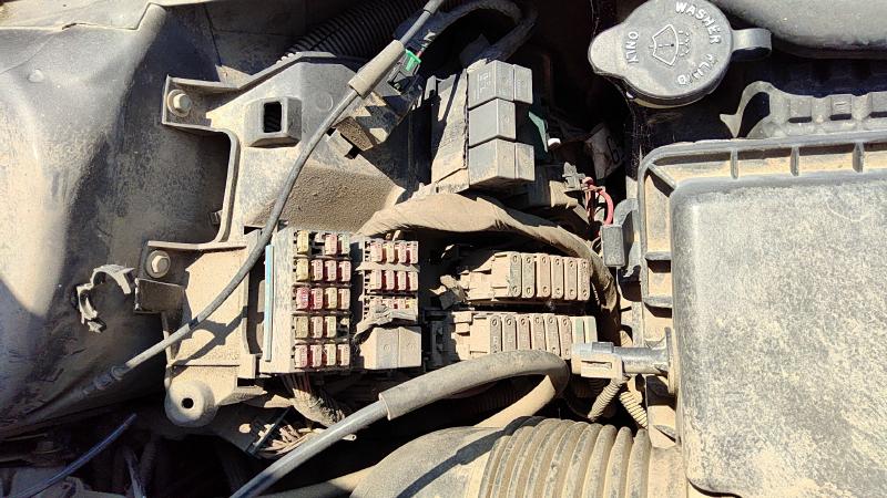 1999 Cadillac Deville (80 & Up) Engine Fuse Box