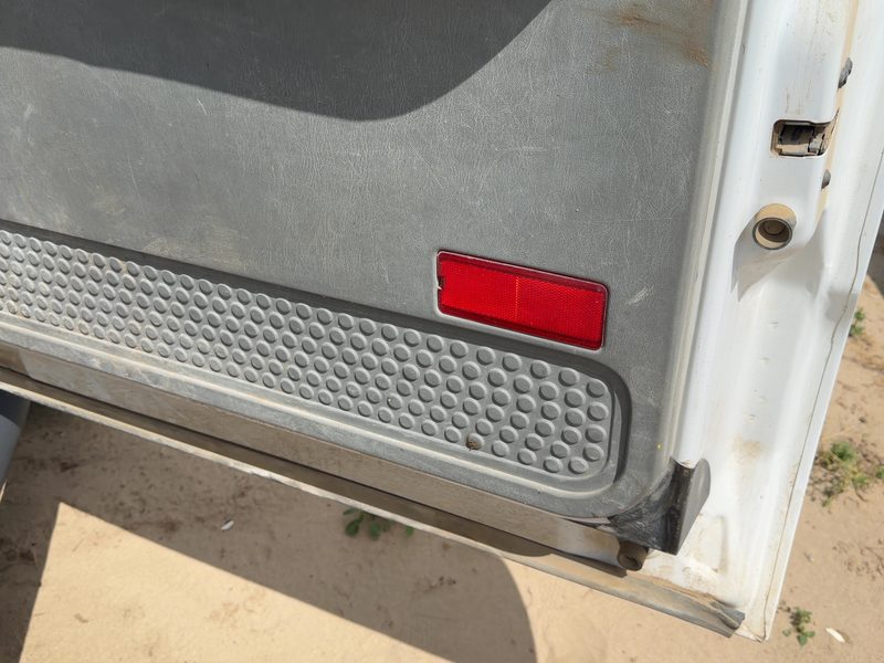 2005-2007 Ford F350 Super Duty Pickup Front Door Trim Panel RH