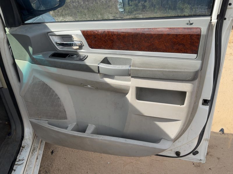 2010 Chrysler Town & Country Front Door Trim Panel RH