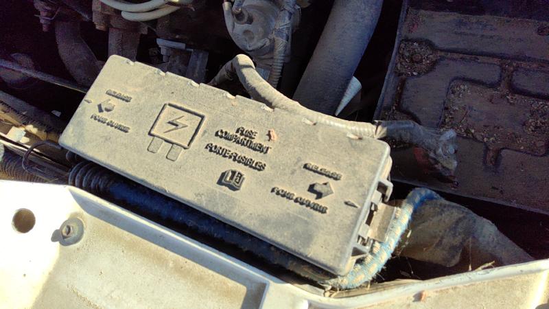 2000-2001 Ford Taurus(see Also Taurus X) Engine Fuse Box