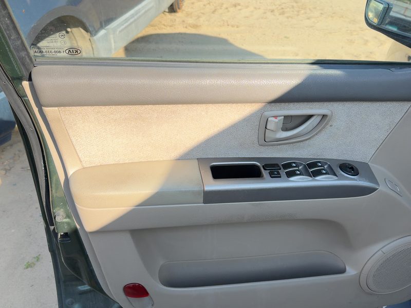2005-2006 Kia Sorento Front Door Trim Panel LH