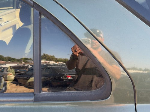03-09 Kia Sorento Driver Left Rear Vent Window Back Door Glass With Frame Oem