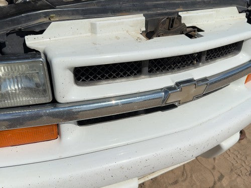 1998-2005 Chevy S10 Blazer Front Grille Assembly Chrome Center OEM White 50U