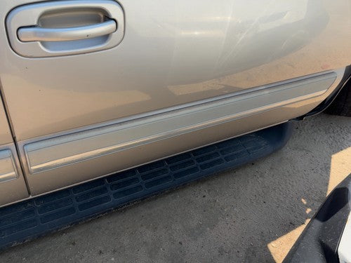 00-06 Suburban 1500 Passenger Right Front Moulding From Door Trim Strip Silver B