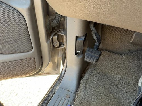 2000-2006 Chevy Suburban 1500 Driver Left Lower Kick Trim Panel Oem Gray 92I