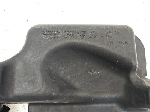 2004 Chevy Silverado 2500 Air Intake Tube Resonator Box 6.6L Duramax Diesel