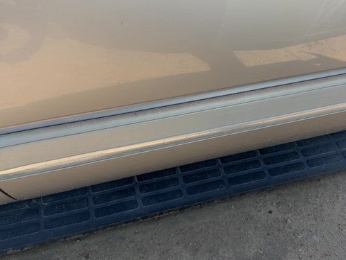 00-06 Suburban 1500 Passenger Right Front Moulding From Door Trim Strip Silver B