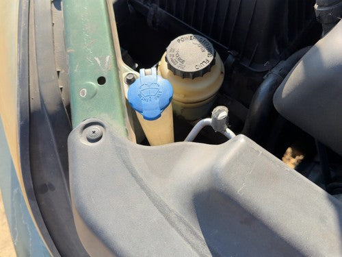 2005-2006 Kia Sorento Windshield Washer Fluid Reservoir With Pump Oem Wiper Tank