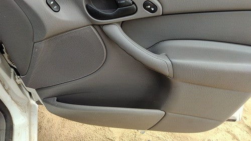 00-03 Focus Station Wagon Passenger Right Front Inside Door Trim Panel Switches