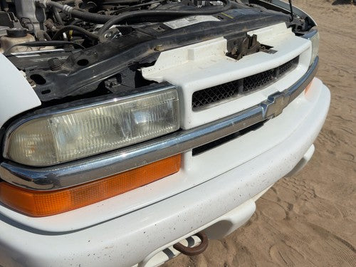 1998-2005 Chevy S10 Blazer Front Grille Assembly Chrome Center OEM White 50U