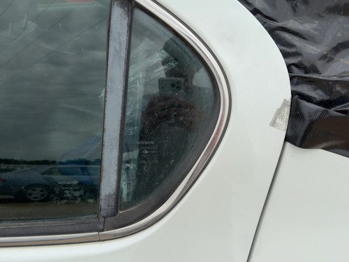 00-01 Infiniti I30 Driver Left Rear Vent Window Back Door Glass With Frame Oem