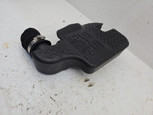 2004 Chevy Silverado 2500 Air Intake Tube Resonator Box 6.6L Duramax Diesel