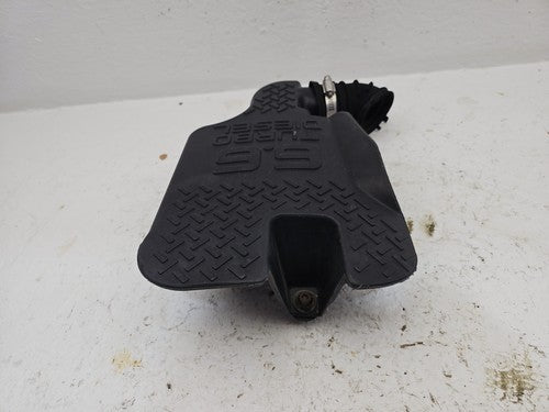 2004 Chevy Silverado 2500 Air Intake Tube Resonator Box 6.6L Duramax Diesel