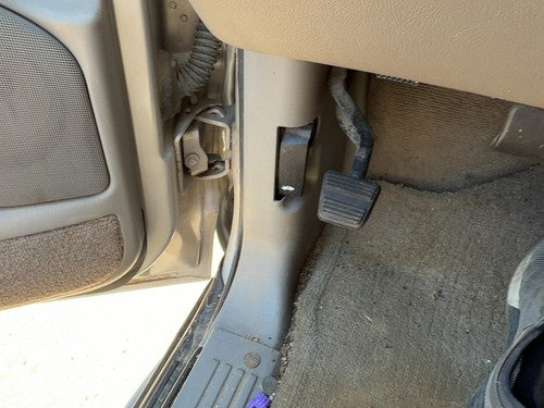 2000-2006 Chevy Suburban 1500 Driver Left Lower Kick Trim Panel Oem Gray 92I