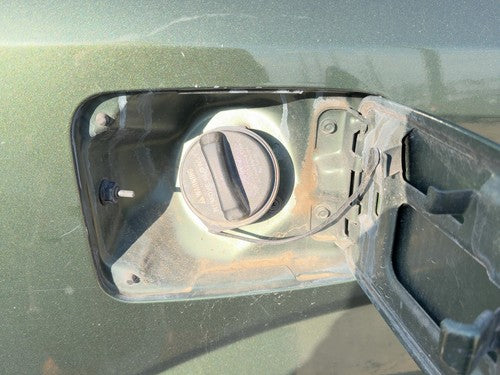 2005-2006 Kia Sorento Fuel Filler Neck Assembly With Gas Cap Oem Upper Ex And Lx