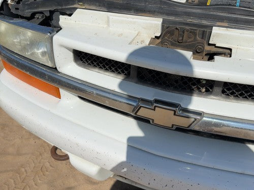 1998-2005 Chevy S10 Blazer Front Grille Assembly Chrome Center OEM White 50U