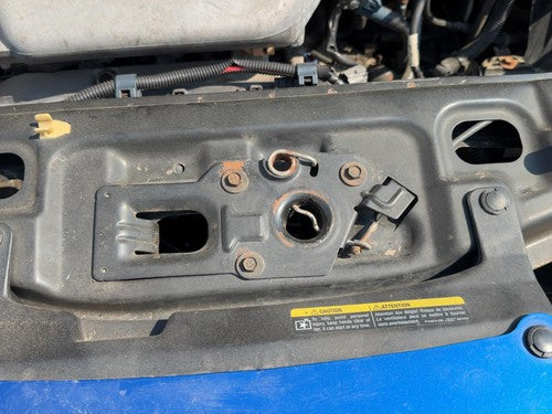 2002-2005 Saturn Vue Redline Hood Latch Assembly With Bracket Oem 15805640