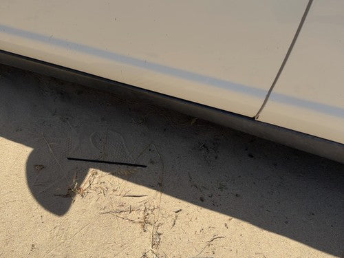 00-07 Monte Carlo Driver Left Lower Rocker Panel Moulding