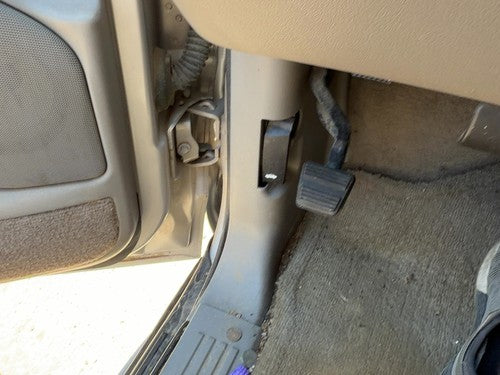 2000-2006 Chevy Suburban 1500 Driver Left Lower Kick Trim Panel Oem Gray 92I