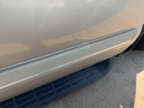 00-06 Suburban 1500 Passenger Right Front Moulding From Door Trim Strip Silver B