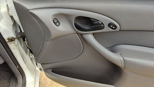 00-03 Focus Station Wagon Passenger Right Front Inside Door Trim Panel Switches
