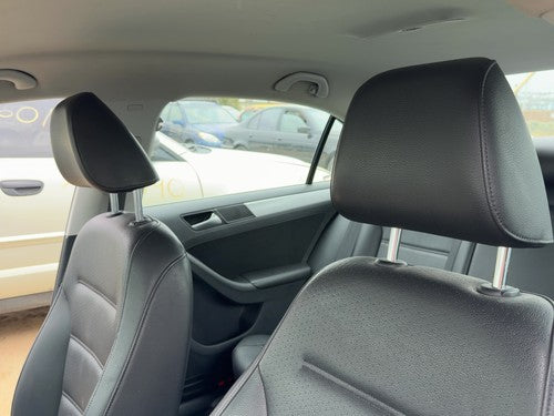 2014-2016 Vw Jetta Pair Of Front Headrests Oem Left Right Set Seat Black