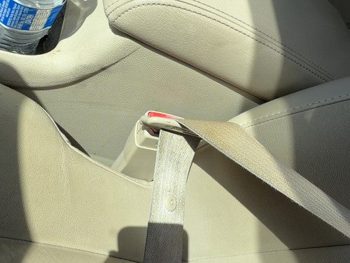06-16 Chevy Impala Driver Left Front Seat Belt Buckle Receiver Oem Neutral 522