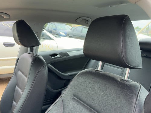 2014-2016 Vw Jetta Pair Of Front Headrests Oem Left Right Set Seat Black