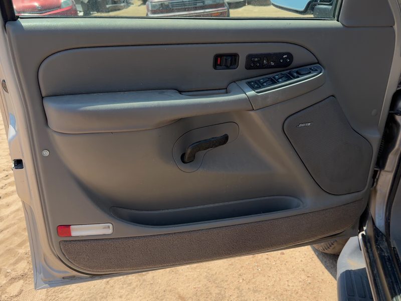 2004-2006 Chevy/gmc Suburban 1500 Series Front Door Trim Panel LH