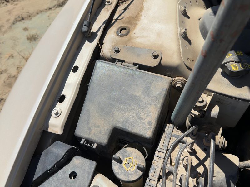 2000-2005 Lincoln LS Engine Fuse Box