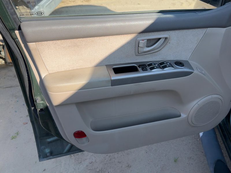 2005-2006 Kia Sorento Front Door Trim Panel LH