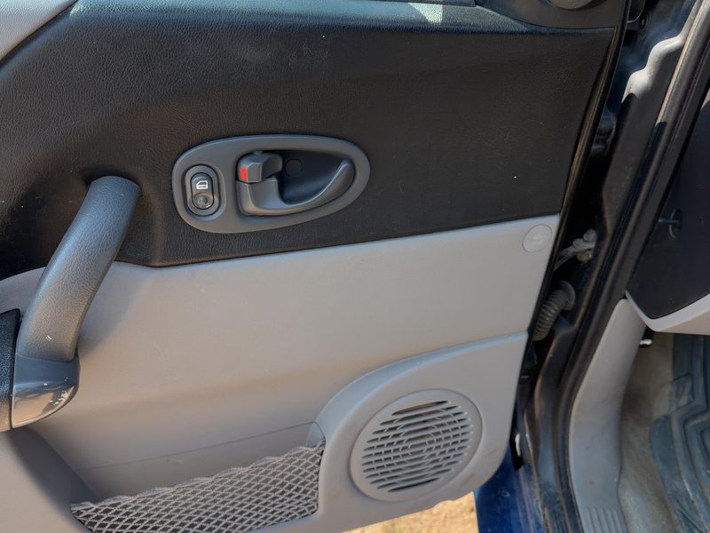 2004-2005 Saturn Vue Front Door Trim Panel LH
