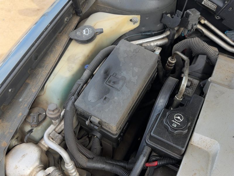 2001-2003 Cadillac Seville Engine Fuse Box