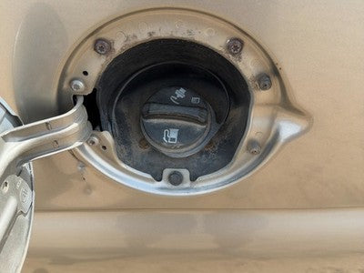2000-2003 Chevy Suburban Fuel Filler Neck Assembly With Gas Cap Oem 15749594