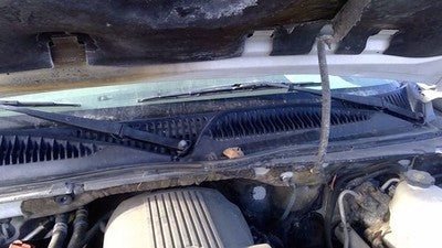 2005 Chevy Suburban Windshield Wiper Cowl Vent Trim Panel Oem Grille