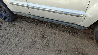 07-10 Grand Cherokee Passenger Right Lower Rocker Panel Moulding Side Skirt Oem