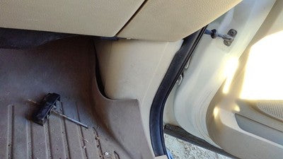 2008 Lincoln Navigator Passenger Right Lower Kick Trim Panel Oem Tan