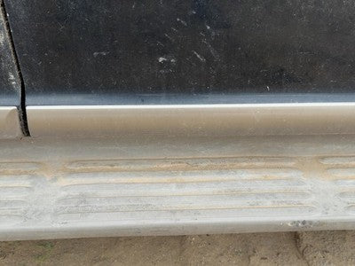 1997-2002 Ford Expedition Passenger Right Front Lower Moulding From Door Oem