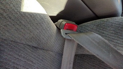2000-02 Oldsmobile Intrigue Driver Left Front Seat Belt Buckle Receiver Gray 14B