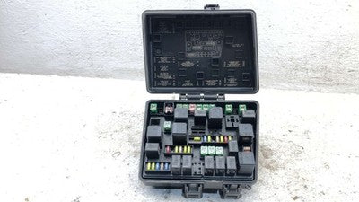 2004-2006 Chrysler Pacifica Engine Fuse Box Power Distribution Panel Oem