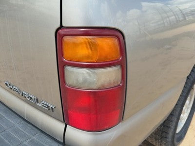 2000-2003 Chevy Suburban Passenger Right Tail Light Brake Lamp Oem Rear 19168991